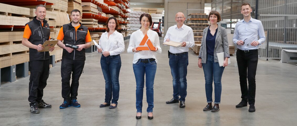 Gruppenfoto von sieben Mitarbeitenden aus verschiedenen Abteilungen